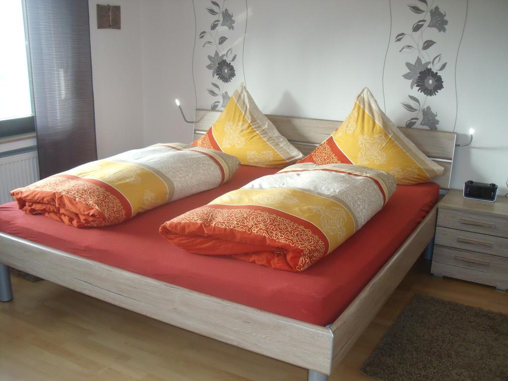 Ferienwohnung Am Waldrand Бад Брайзиг Стая снимка
